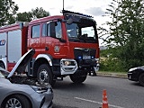 Zderzenie dwóch osobówek. Jedna osoba została poszkodowana