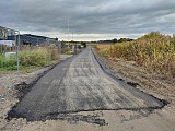 Trwają prace przy budowie drogi od świetlicy do terenów usługowych i DK 35 w Strzelcach