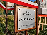 Wkopanie i poświęcenie dębu „Pokolenie” w Szkole Podstawowej w Strzelcach