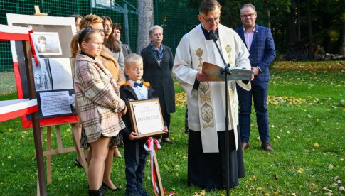 Wkopanie i poświęcenie dębu „Pokolenie” w Szkole Podstawowej w Strzelcach