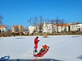 Strażacy ze Świebodzic wyławiali mężczyznę z przerębli na Stawie Warszawianka [Foto]