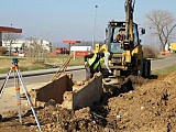 Trwają inwestycje w gminie Dobromierz: Przebudowa mostu i drogi w Gniewkowie oraz budowa sieci kanalizacyjnej do WSSE w Dobromierzu [Foto]