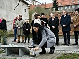 Pamiątkowa tablica upamiętniająca ofiary katastrofy budowlanej w Świebodzicach odsłonięta [Foto]