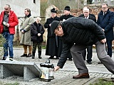 Pamiątkowa tablica upamiętniająca ofiary katastrofy budowlanej w Świebodzicach odsłonięta [Foto]