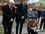 Pamiątkowa tablica upamiętniająca ofiary katastrofy budowlanej w Świebodzicach odsłonięta [Foto]