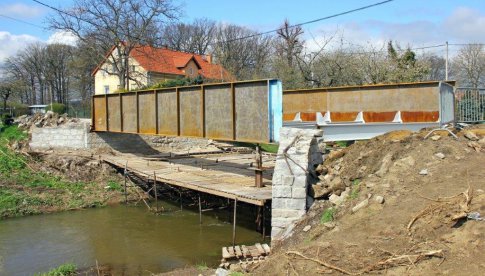 Zobacz, jak postępuje remont mostu i drogi w Gniewkowie. Prace są już na półmetku [Foto]