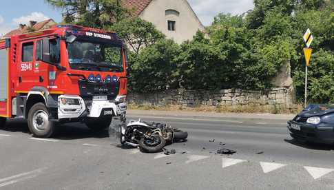 Zderzenie osobówki z motocyklistą. Są poszkodowani