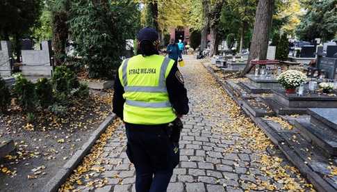 Działania służb mundurowych w okresie Wszystkich Świętych. Jakie będą zadania straży miejskiej i policji?