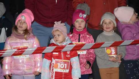 [FOTO] Zacięta rywalizacja na ostatnim w tym roku Świdnickim Czwartku Lekkoatletycznym