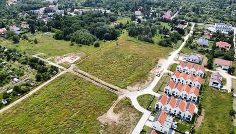 Miasto sprzedaje działki pod budowę domu. Przedstawiono ceny i powierzchnię gruntów