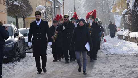 [WIDEO, FOTO] Uroczysty przemarsz korowodu górniczego rozpoczął Barbórkę Ślężańską