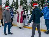 [WIDEO, FOTO] Ruszyły ślizgi na strzegomskim lodowisku! Inauguracja sezonu w mikołajkowej atmosferze