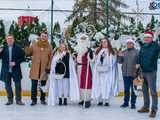 [WIDEO, FOTO] Ruszyły ślizgi na strzegomskim lodowisku! Inauguracja sezonu w mikołajkowej atmosferze