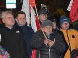 [WIDEO, FOTO] Jest w nas gniew, Koalicja oszustów. Działacze PiS nie kryli oburzenia zmianami w mediach publicznych podczas manifestacji w Świdnicy