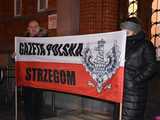 [WIDEO, FOTO] Jest w nas gniew, Koalicja oszustów. Działacze PiS nie kryli oburzenia zmianami w mediach publicznych podczas manifestacji w Świdnicy