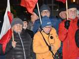 [WIDEO, FOTO] Jest w nas gniew, Koalicja oszustów. Działacze PiS nie kryli oburzenia zmianami w mediach publicznych podczas manifestacji w Świdnicy