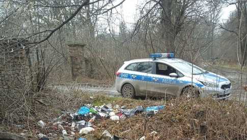 Wyrzucał śmieci przy drodze dojazdowej, teraz zapłaci