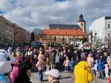 [FOTO] Wszystko za dziecięcy uśmiech. Dzieci otrzymały upominki od gangu wielkanocnych pluszaków 