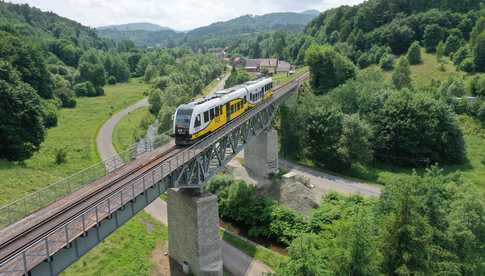 [FOTO] Pociągi jeżdżą ze Świdnicy do Jedliny-Zdroju już od roku. Malownicza trasa kolejowa przyciąga turystów z całego kraju