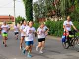 [FOTO] Biegają, aby przegonić raka. Wystartowali z Wierzbnej, skończą w Zduńskiej Woli 