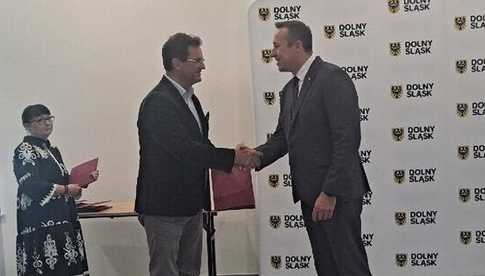 Burmistrz Strzegomia podpisał umowę na konserwację rowu melioracyjnego
