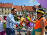 [FOTO] Łączyli pokolenia i dzielili się radością. Wesoły marsz przeszedł po raz drugi ulicami miasta