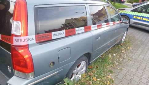 Wypadek na schodach, libacje w miejscach publicznych i nieprawidłowe parkowanie. Gdzie interweniowali strażnicy miejscy?