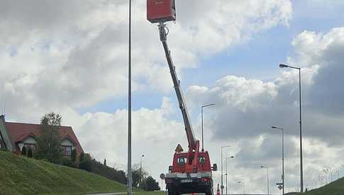 [FOTO/SZCZEGÓŁY] Trwa wymiana oświetlenia miejskiego. Większość lamp została już zastąpiona nowymi, energooszczędnymi ledami