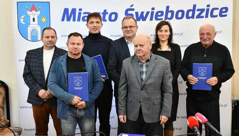 [FOTO] Świebodzice przeznaczą ponad 7,5 mln złotych na modernizację obiektów sportowych. Co dokładnie zostanie wykonane? 