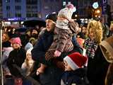 [WIDEO/FOTO] Święty Mikołaj odwiedził Strzegom. Na rynku rozbłysnęły świąteczne ozdoby