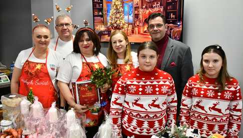 [WIDEO/FOTO] Moc atrakcji i bogato zastawione stoiska na Jarmarku Bożonarodzeniowym w Strzegomiu