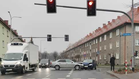 Zderzenie pojazdów na skrzyżowaniu Mieszka I i Wodnej