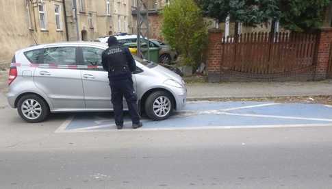 Bezdomni, którzy nie chcieli opuścić autobusu, upadek na placu Grunwaldzkim, wyciek wody pitnej [INTERWENCJE STRAŻY MIEJSKIEJ]