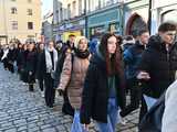 [WIDEO/FOTO] Tegoroczni maturzyści wspólnie zatańczyli poloneza na świdnickim rynku!