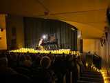 [FOTO] Nastrojowy koncert przy świecach na deskach świdnickiego teatru