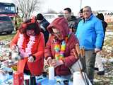 [WIDEO/FOTO] Weszli do lodowatej wody, aby wesprzeć chorą Malwinę. Charytatywne Morsowanie po raz kolejny nad zbiornikiem w Mściwojowie