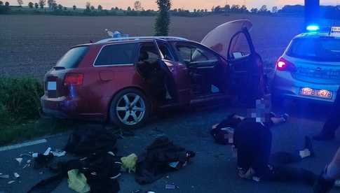 33-latek uciekał przed policją i uderzył w radiowóz. Pojazd był skradziony, a on posiadał dożywotni sądowy zakaz i środki odurzające