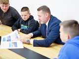 [FOTO] Żarów. Młodzież odwiedziła burmistrza w sprawie remontu skateparku 