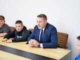 [FOTO] Żarów. Młodzież odwiedziła burmistrza w sprawie remontu skateparku 