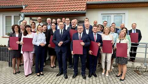 Kilkaset tysięcy złotych dla powiatu na odnowę wsi i meliorację. Inwestycje bezpośrednio wpływające na jakość życia mieszkańców [LISTA]