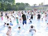 [WIDEO/FOTO] Tysiące baniek, mydlana wyspa i mnóstwo dobrej zabawy. Trwa 8. Mydlany Park Festiwal w Żarowie