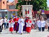[FOTO] Wierni przeszli w procesji z okazji Bożego Ciała. Świętowanie zwieńczył Parafialny Festyn Rodzinny