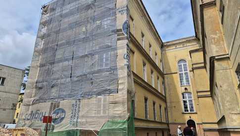 [FOTO] W okresie wakacyjnym dalszy ciąg renowacji placówek oświatowych. Co zostanie wykonane?