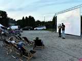 [FOTO] Seanse na leżakach w malowniczej scenerii i dojazd amerykańskim schoolbusem. Ruszył 14. Żarowski Festiwal Filmowy