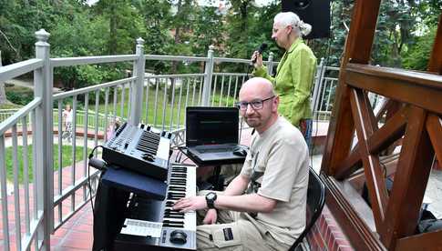 [WIDEO/FOTO] Inauguracja muzycznego cyklu w parkowej scenerii. Na start Muzycznej Altany wystąpił Dariusz Mizidar Miziarski