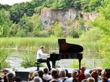 [WIDEO/FOTO] Nastrojowa muzyka w samym sercu kamieniołomu. Koncert Piotra Pawlaka uświetnił niedzielny wieczór w Strzegomiu