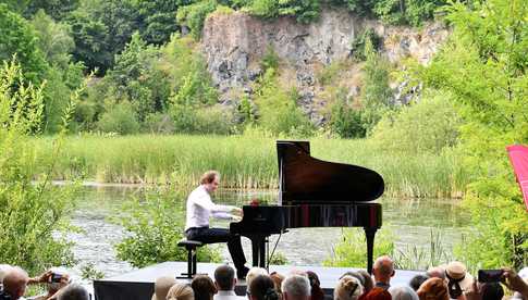 [WIDEO/FOTO] Nastrojowa muzyka w samym sercu kamieniołomu. Koncert Piotra Pawlaka uświetnił niedzielny wieczór w Strzegomiu