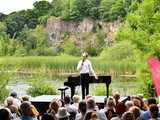 [WIDEO/FOTO] Nastrojowa muzyka w samym sercu kamieniołomu. Koncert Piotra Pawlaka uświetnił niedzielny wieczór w Strzegomiu