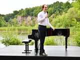 [WIDEO/FOTO] Nastrojowa muzyka w samym sercu kamieniołomu. Koncert Piotra Pawlaka uświetnił niedzielny wieczór w Strzegomiu