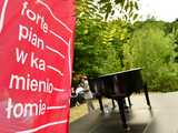 [WIDEO/FOTO] Nastrojowa muzyka w samym sercu kamieniołomu. Koncert Piotra Pawlaka uświetnił niedzielny wieczór w Strzegomiu